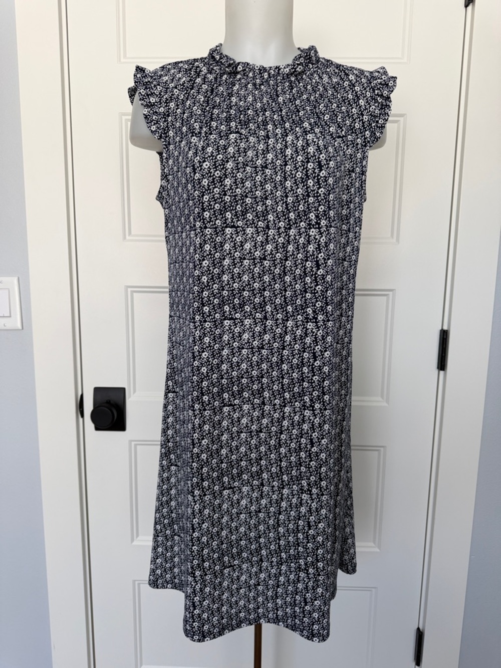 Adrianna Papell Rond Neck Ruffle Cap Sleeve Shift Dress in Sz Medium
